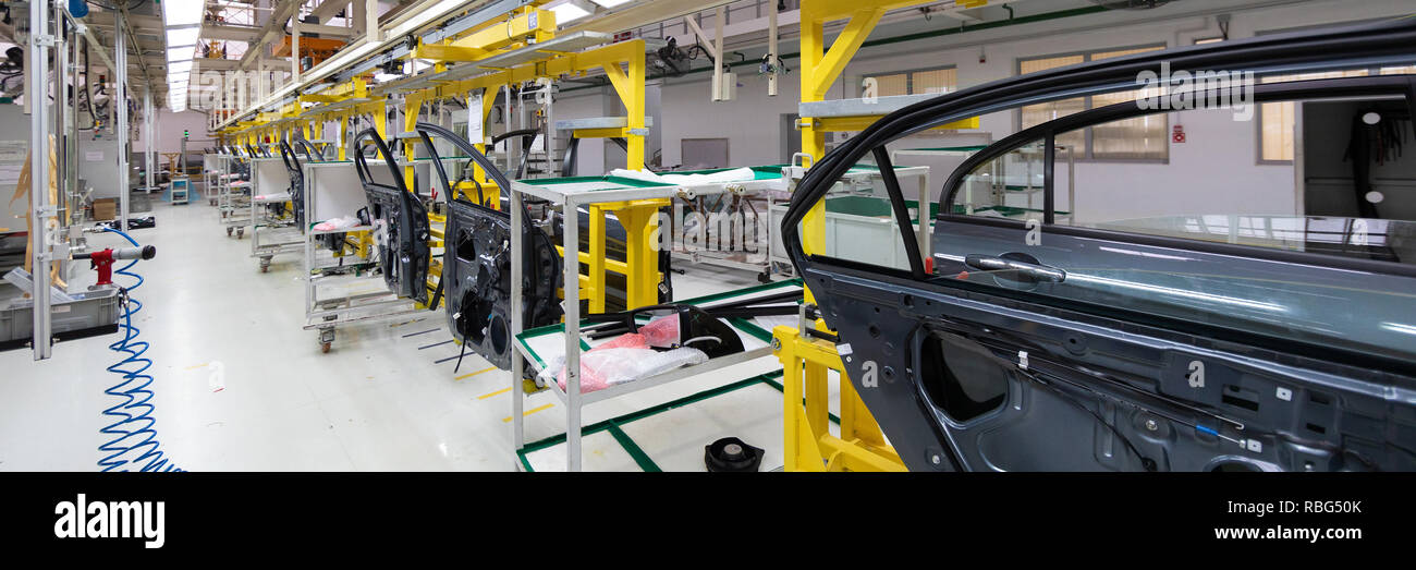 Production de portes d'automobiles. Format long. Vue grand angle de l'usine de l'industrie automobile. Peut être utilisé comme bannière Banque D'Images