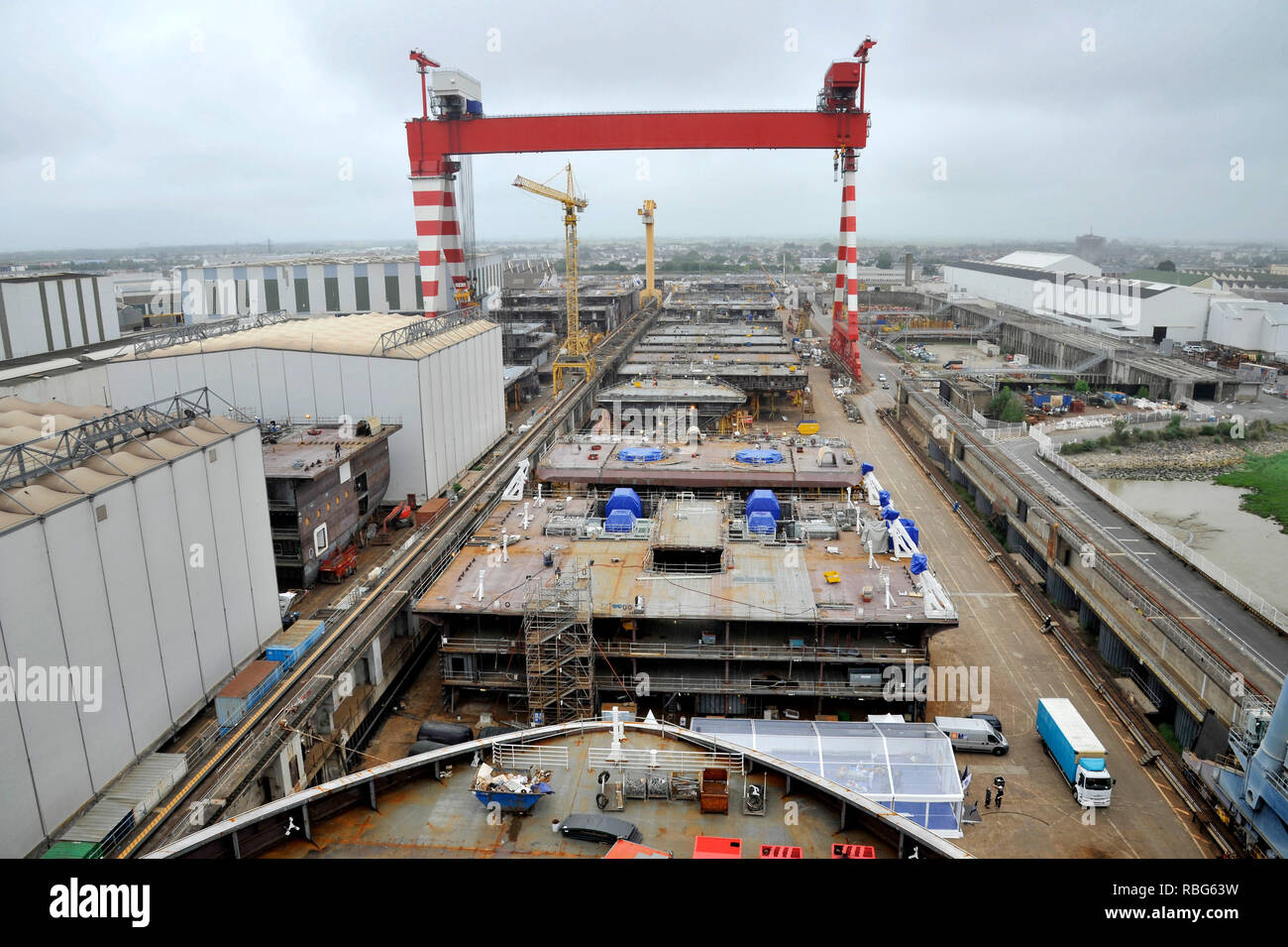 Les chantiers navals STX à Saint-Nazaire (nord-ouest de la France),les chantiers navals STX à Saint-Nazaire sur 2018/06/14 : sommaire avec la proue du MSC croisière Bellissima Banque D'Images