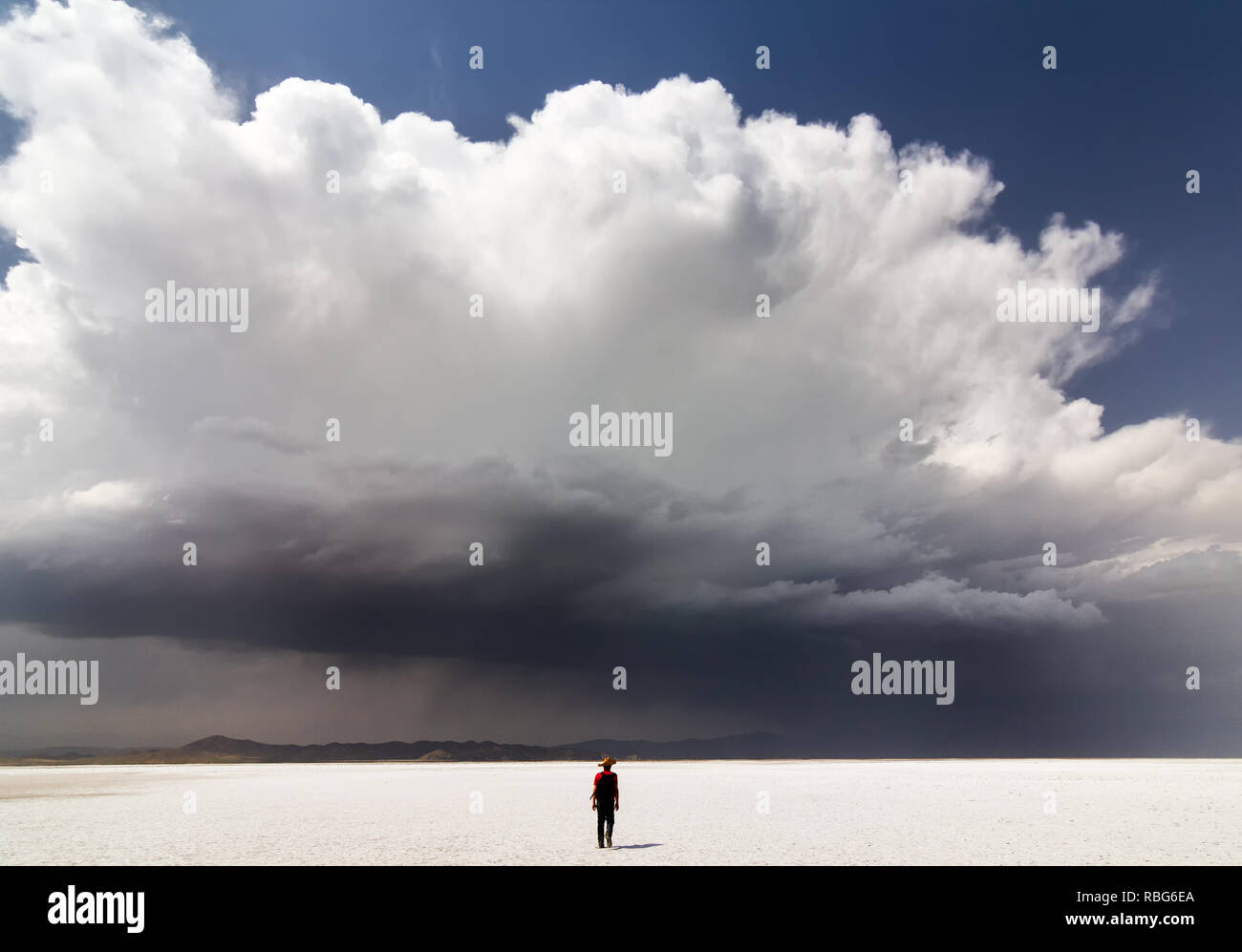 L'homme qui de promenade solitaire sur le lac de sel d'Orumieh, province de l'Ouest, l'Iran Banque D'Images