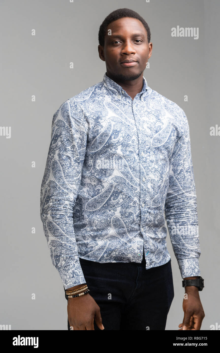 Les trois-quarts de longueur portrait de jeune homme noir isolé sur fond blanc Banque D'Images