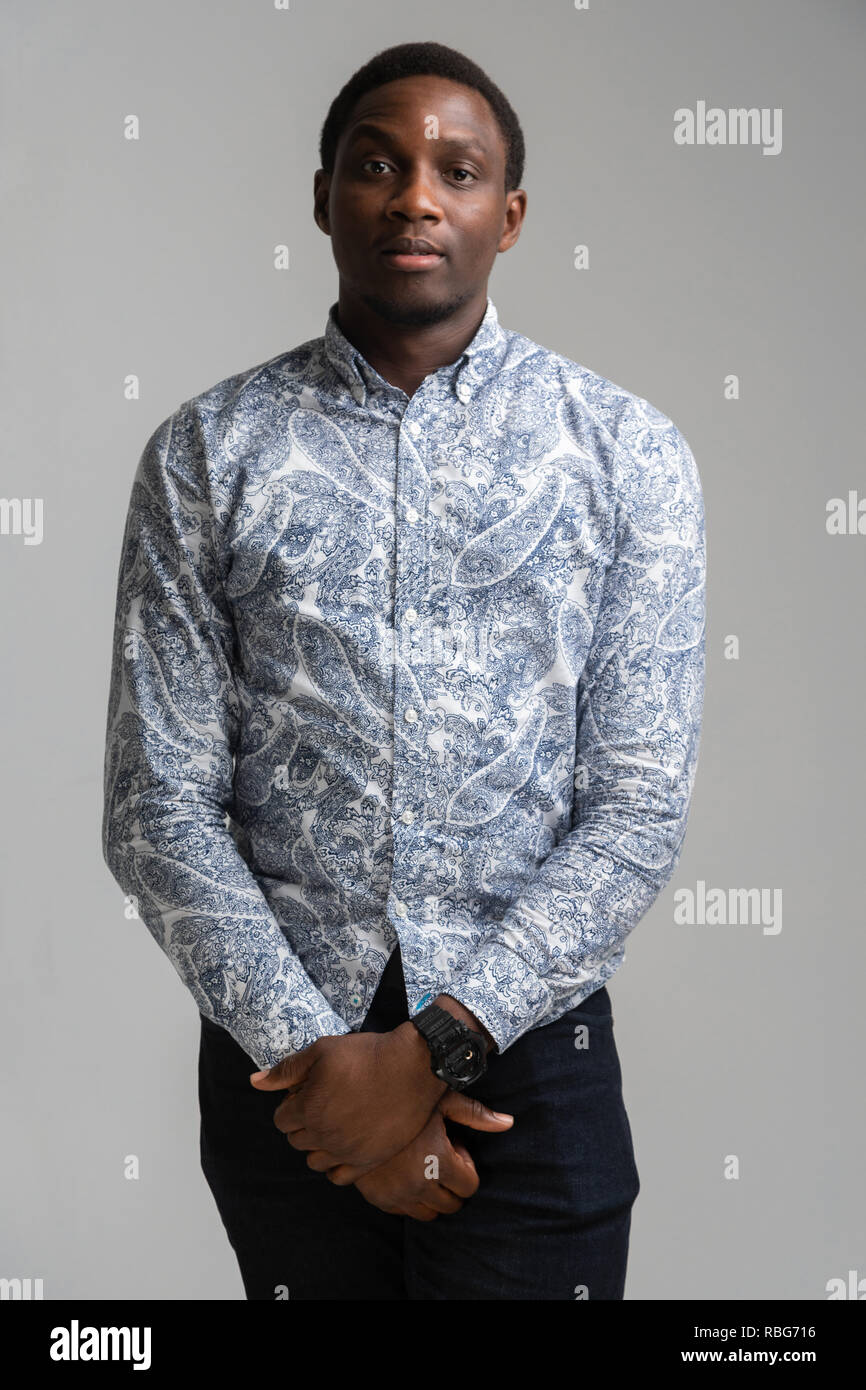 Les trois-quarts de longueur portrait de jeune homme noir isolé sur fond blanc Banque D'Images