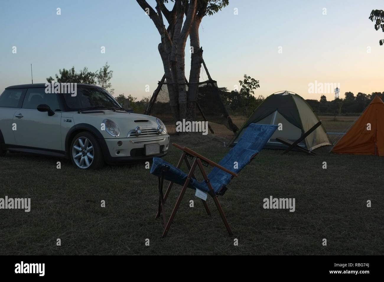 Point de camping à matin, l'été Banque D'Images