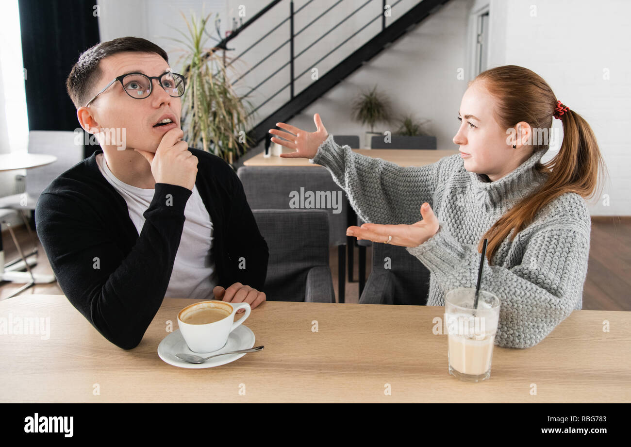 Jeune couple dans un café. Problèmes de rapport Banque D'Images
