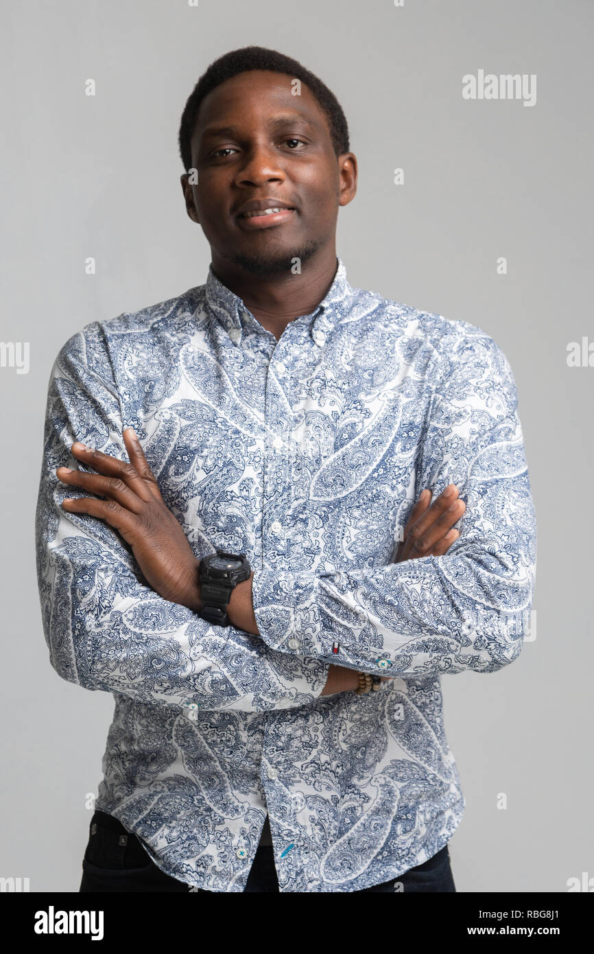 Portrait de jeune homme noir debout avec bent arms isolé sur fond blanc Banque D'Images