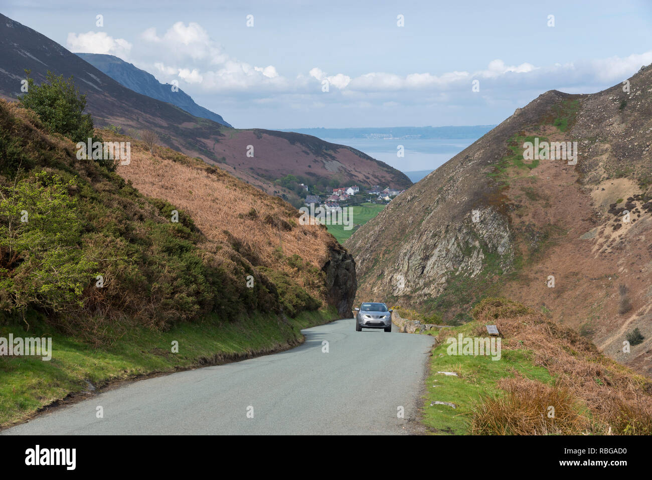 Voiture roulant jusqu'Sychnant Pass près de Camden dans le Nord du Pays de Galles. Banque D'Images