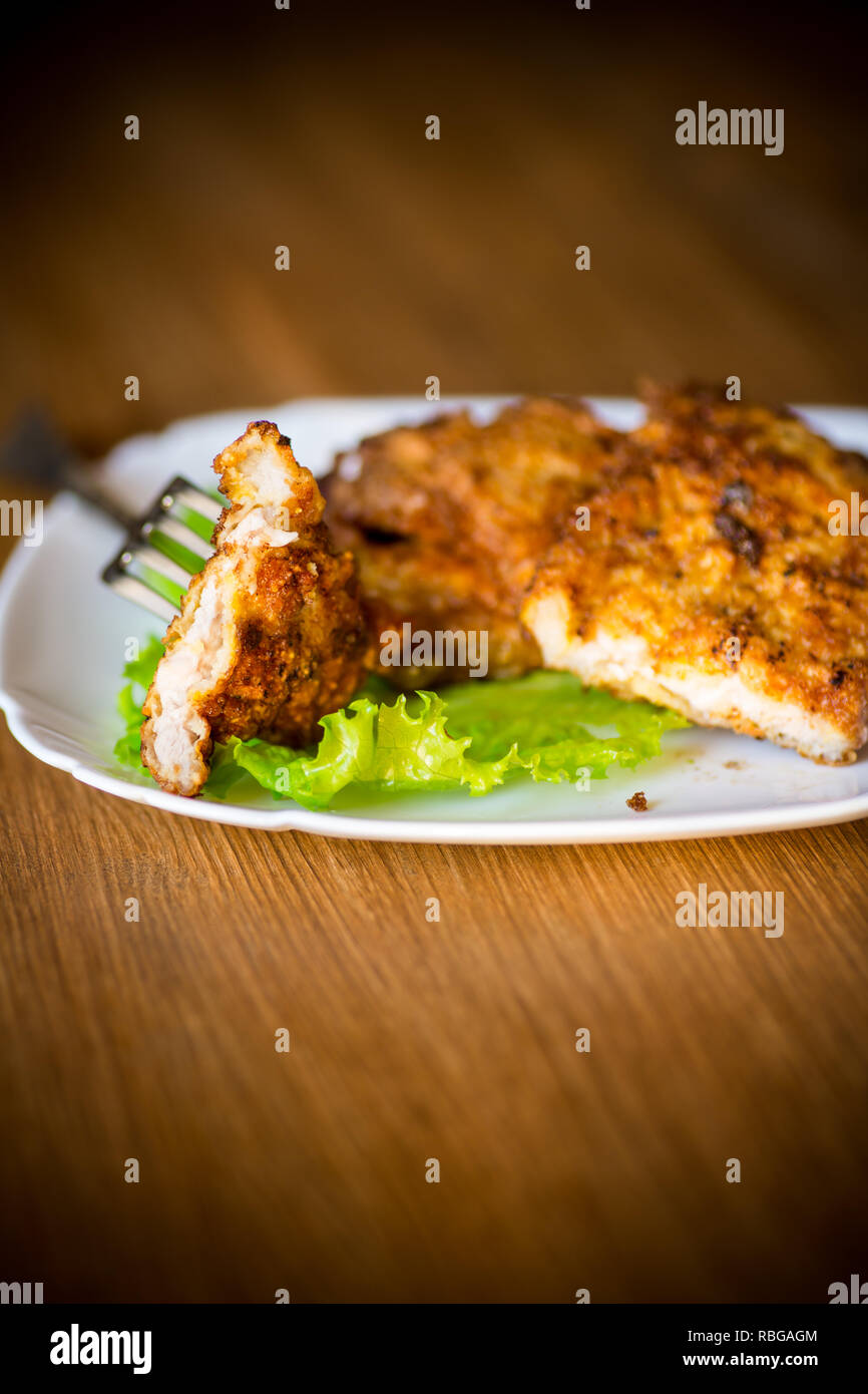 Filet de porc frit chop dans la pâte, dans une assiette Banque D'Images