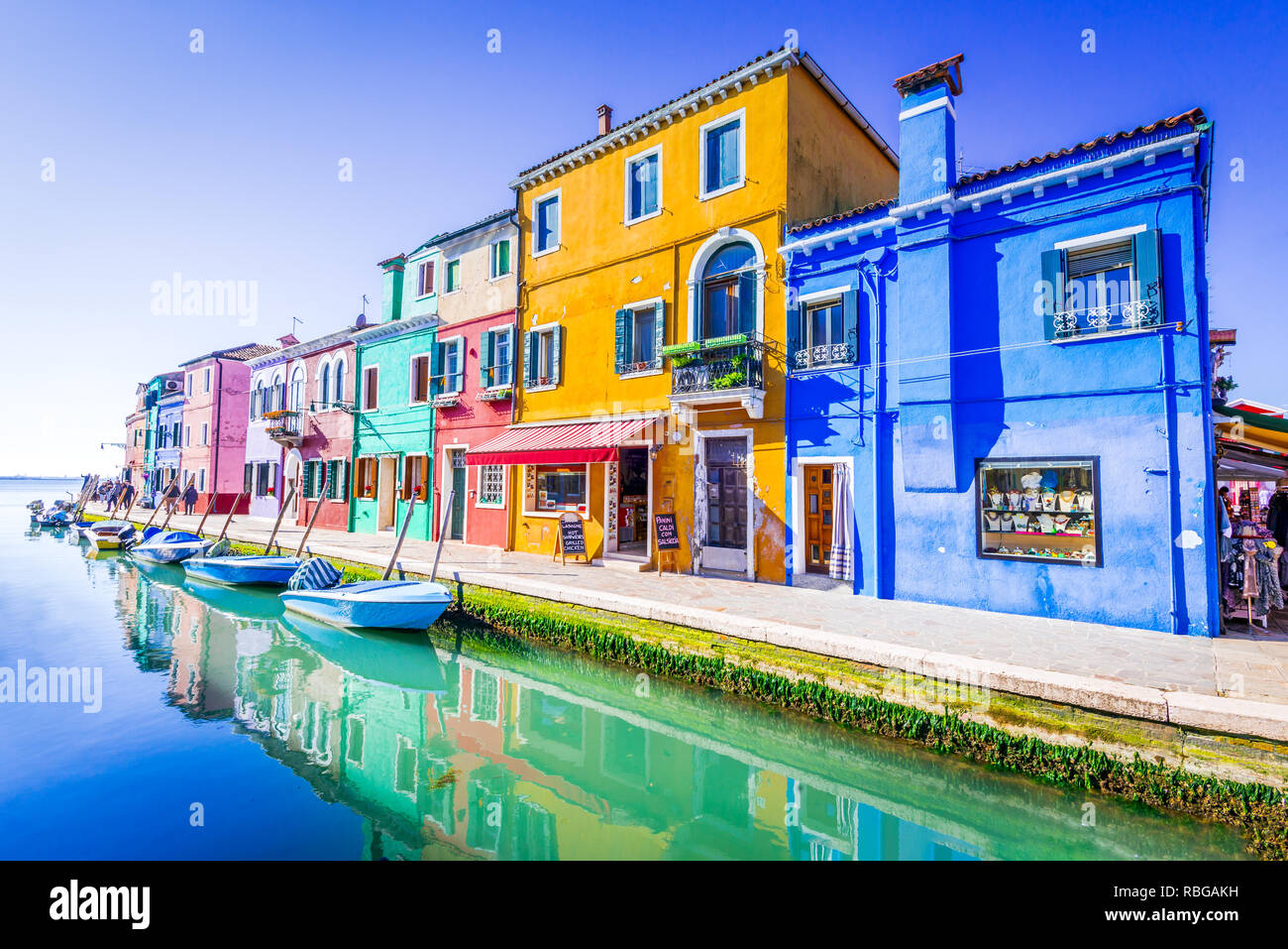 Burano, Venise. Image avec île colorée et de l'eau canal de belles Veneto en Italie. Banque D'Images