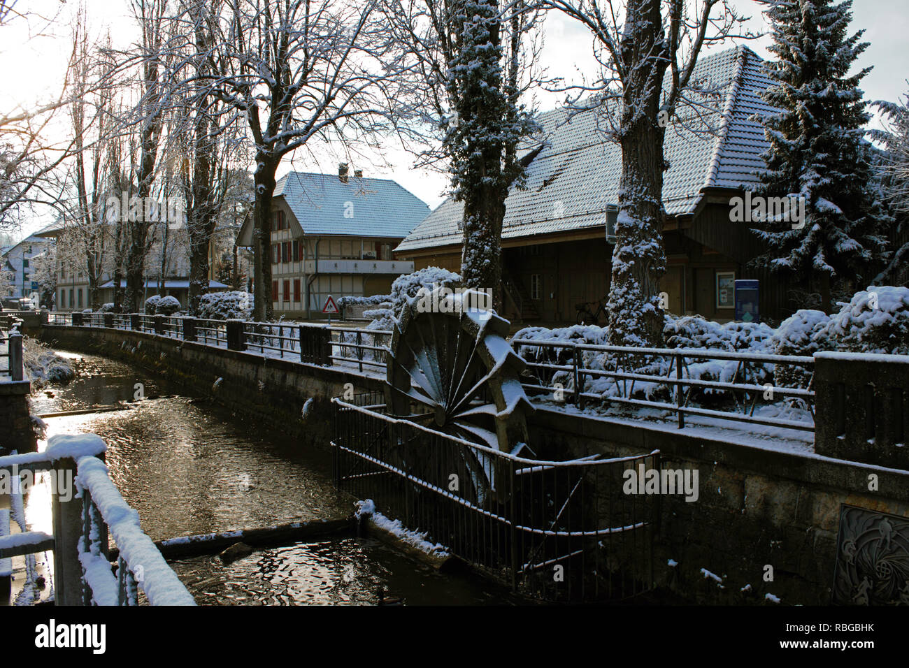 Rivière Lyssbach passant par la ville de Neuchâtel dans le canton de Berne, en Suisse, à l'hiver. Le moulin à eau est situé tout à fait au centre de la ville. Banque D'Images