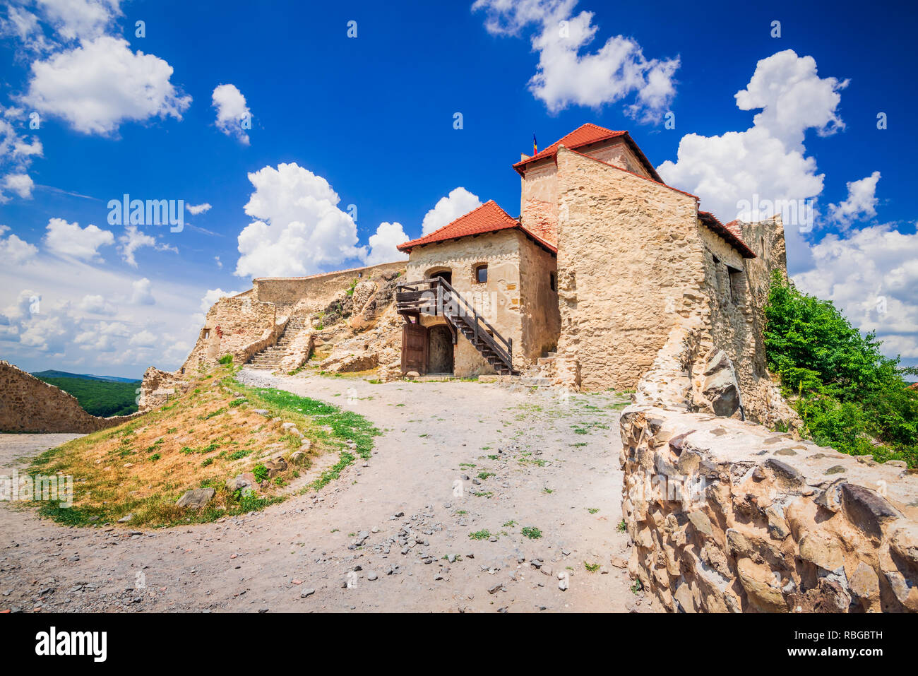 Brasov, Roumanie. Ruines de la citadelle médiévale de Transylvanie célèbre attraction de Brasov comté. Banque D'Images