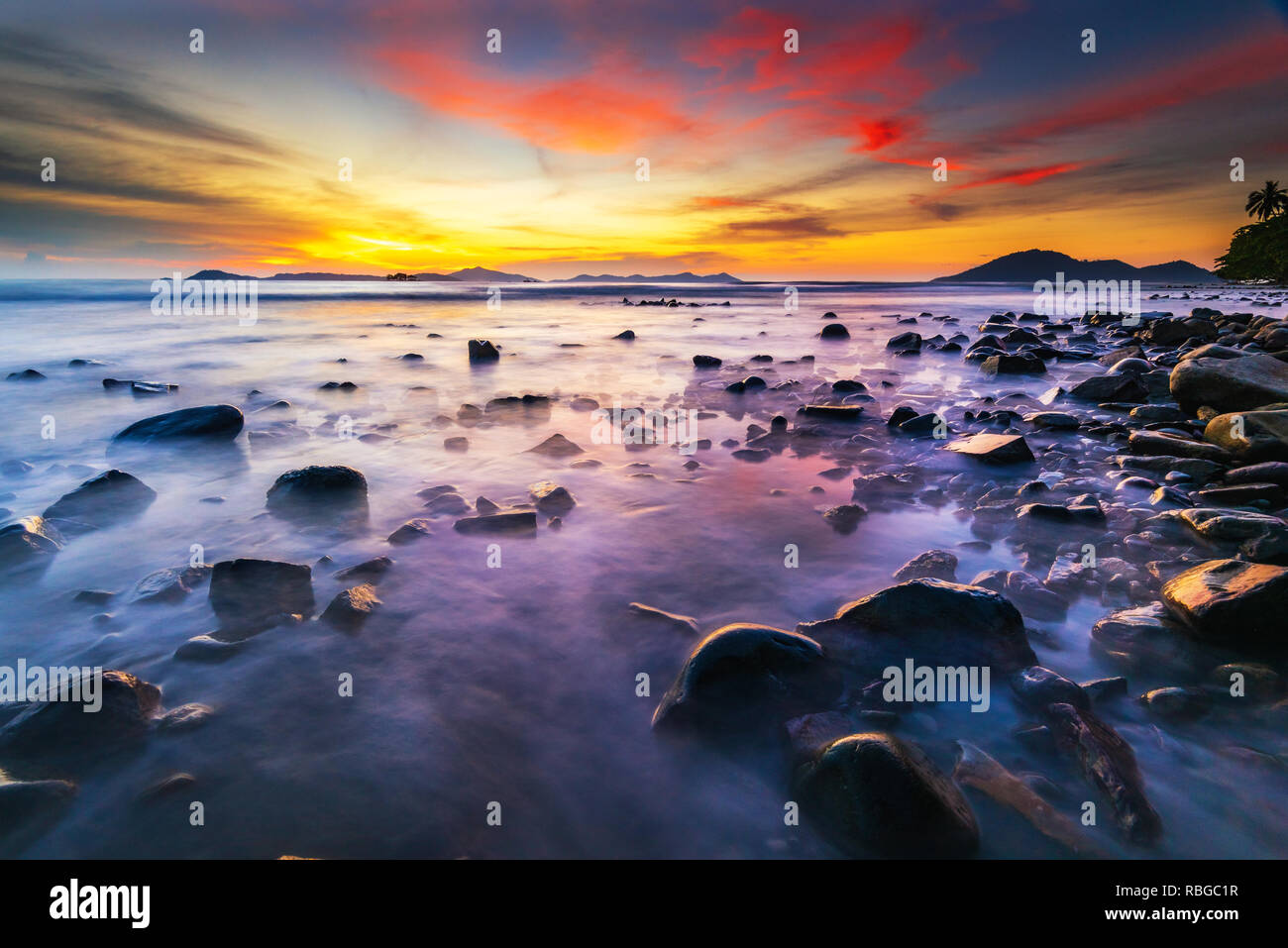 Coucher de soleil sur la mer furieuse Banque D'Images