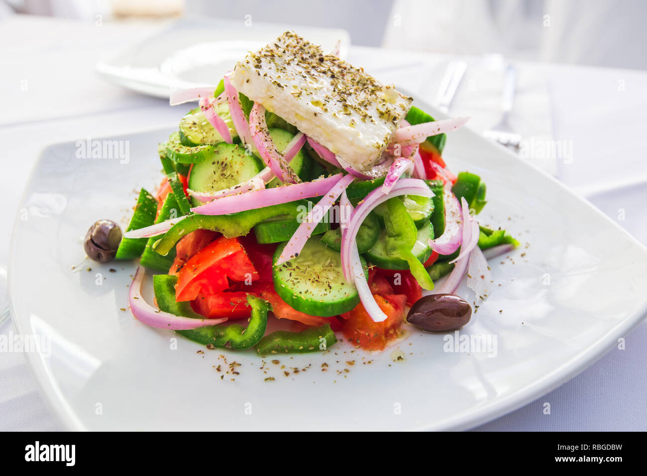 Salade grecque avec des légumes frais, fromage feta et olives, Grèce cuisine traditionnelle. Banque D'Images