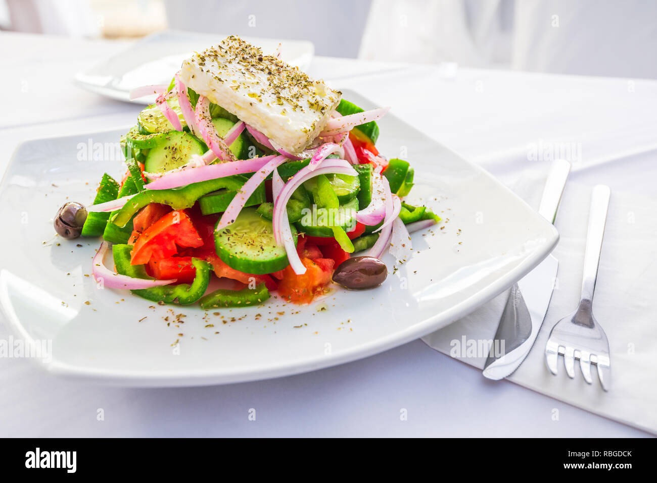 Salade grecque avec des légumes frais, fromage feta et olives, Grèce cuisine traditionnelle. Banque D'Images