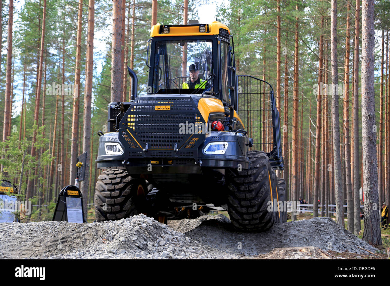 JAMSA, FINLANDE - septembre 2, 2016 : Ponsse Buffalo transitaire avance le long d'équilibre sol forestier cahoteux dans une démonstration de travail sur FinnMETKO 2016. Banque D'Images