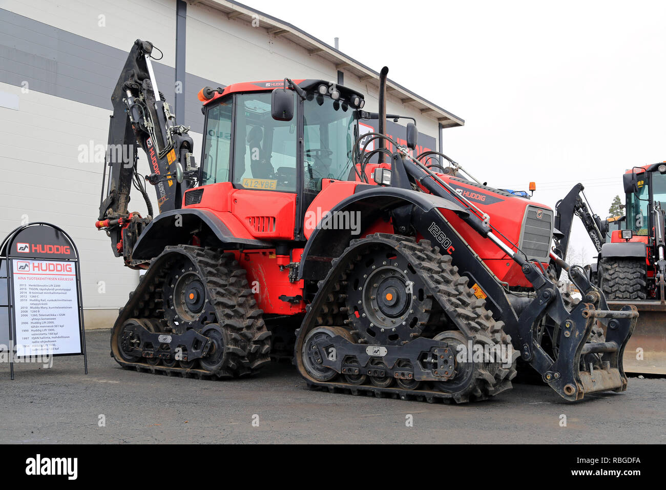 LIETO, FINLANDE - le 12 mars 2016 : Huddig 1260C Muddy Mary quatre chargeuse-pelleteuse chenille vu à la manifestation publique d'Konekaupan Lansi Ventes Machines Villi. Banque D'Images