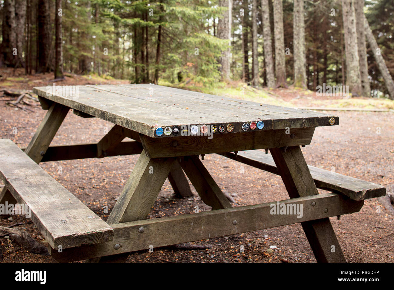 Le parc national de Fundy, Nouveau-Brunswick, Canada - Juillet 06, 2018 : une table de pique-nique avec des capsules de bouteilles de bière au camping 50, Pointe Wolf campground à Fundy Natio Banque D'Images