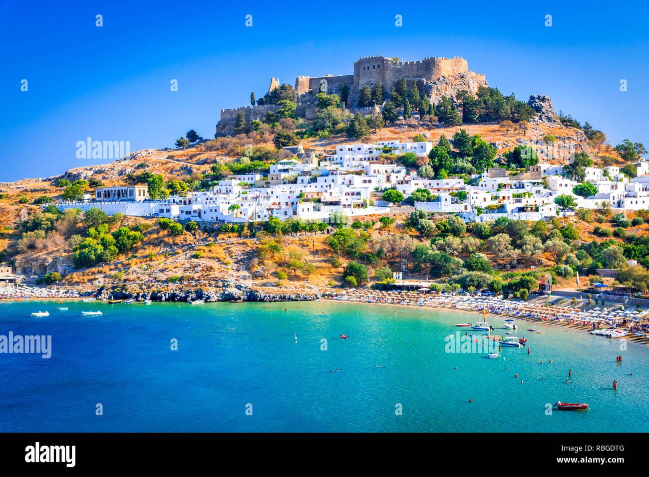Rhodes, Grèce. Lindos petit village blanc et de l'Acropole, décor de l'île de Rhodes à la mer Egée. Banque D'Images