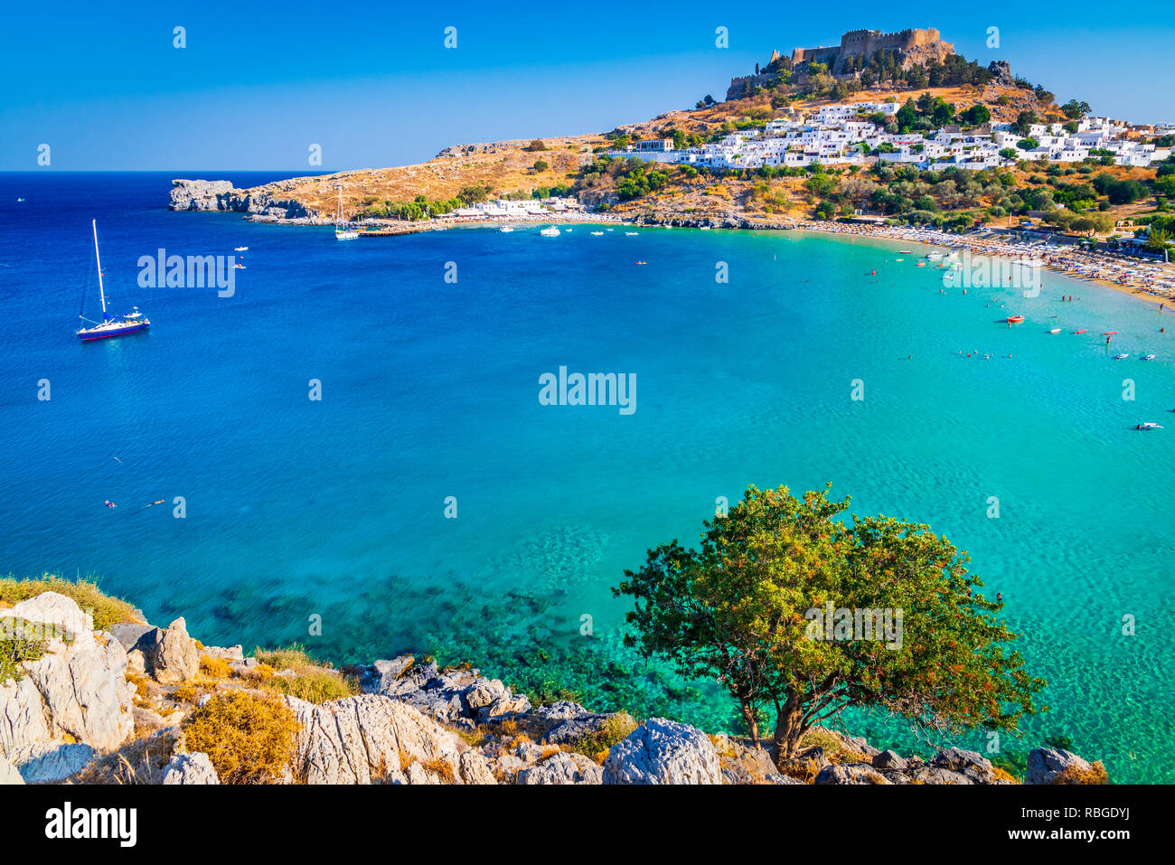 Rhodes, Grèce. Lindos petit village blanc et de l'Acropole, décor de l'île de Rhodes à la mer Egée. Banque D'Images