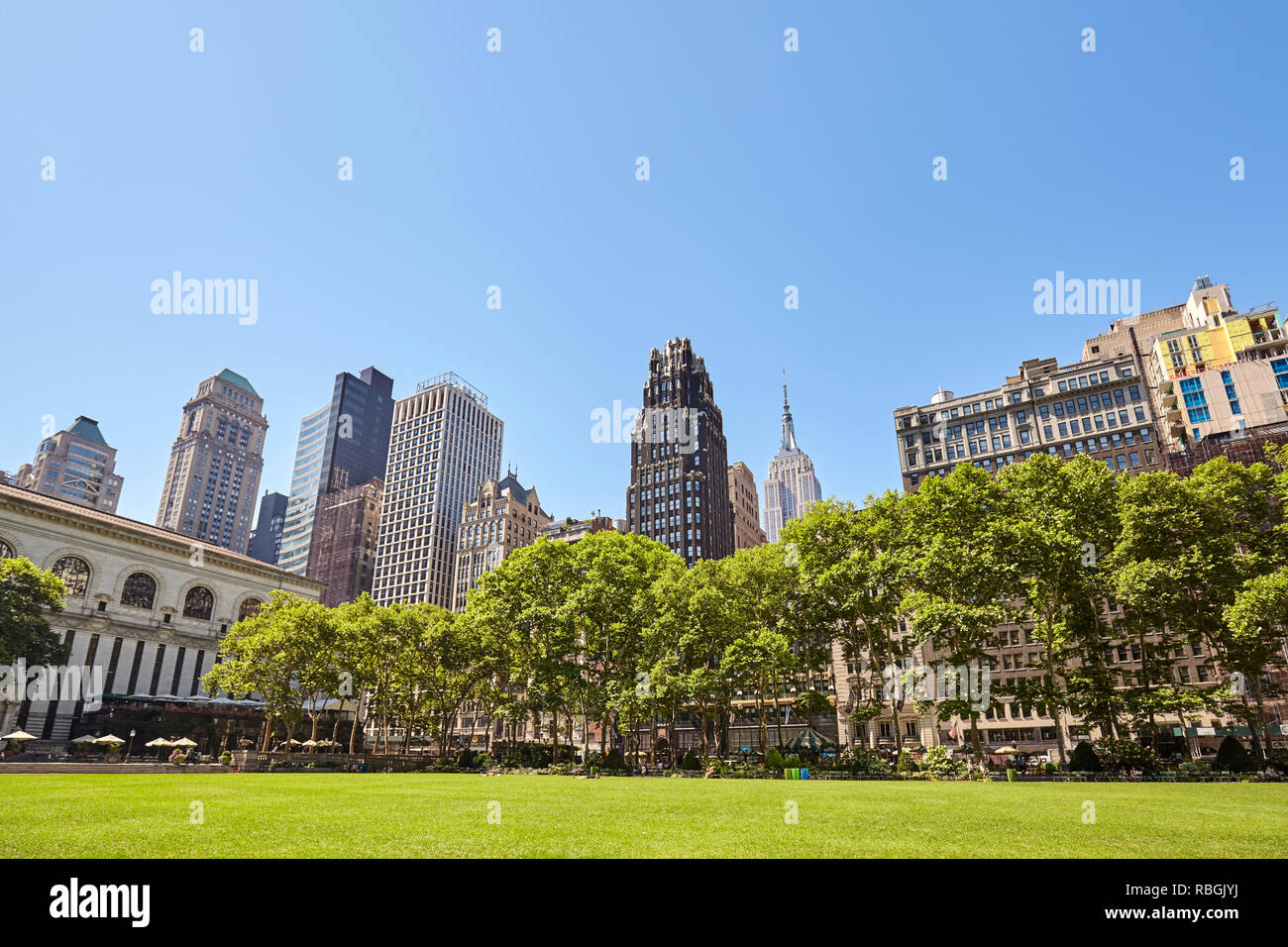 New York City skyline on un jour d'été ensoleillé vu depuis le Bryant Park, USA. Banque D'Images