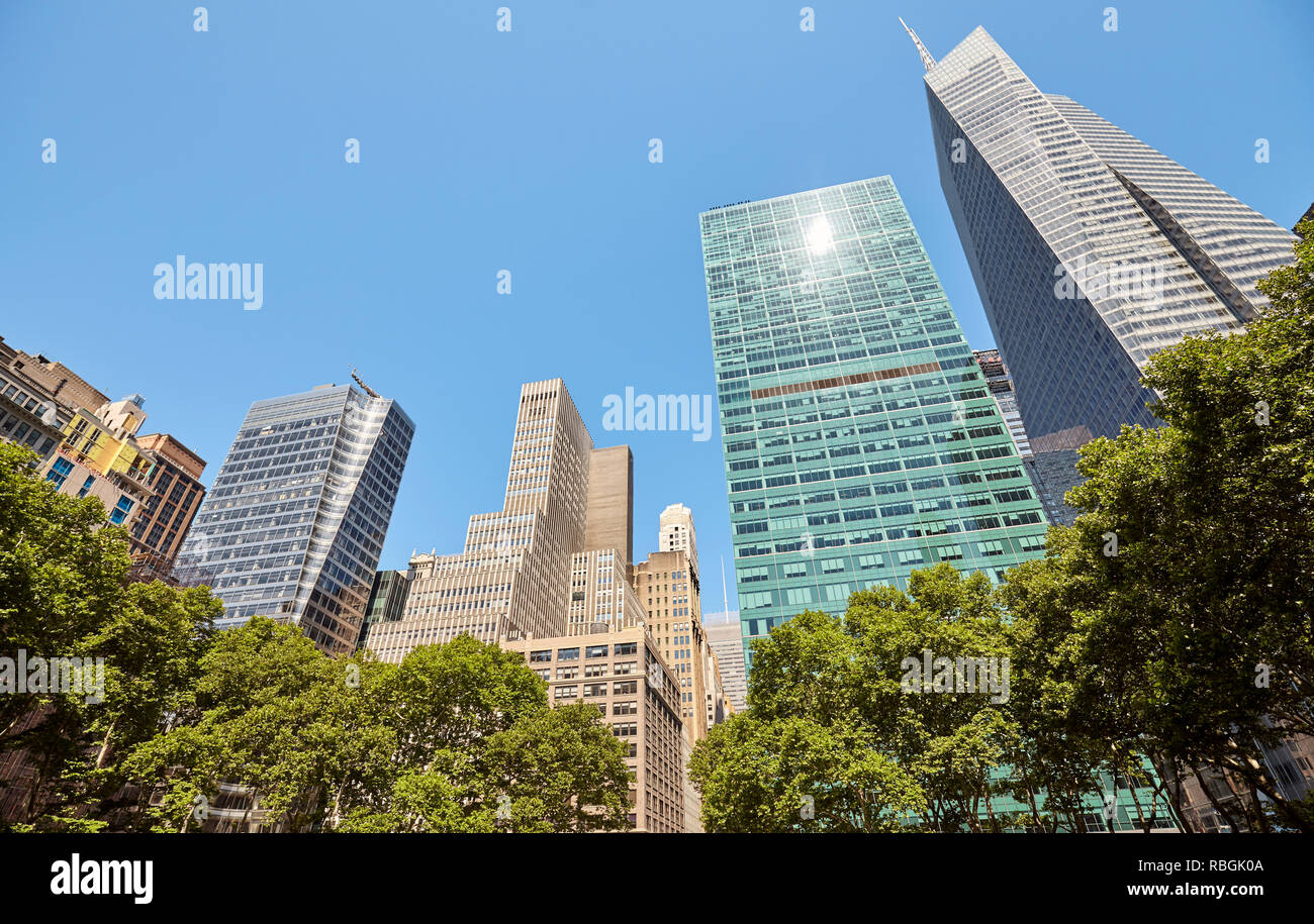 New York City skyline on un jour d'été ensoleillé vu depuis le Bryant Park, USA. Banque D'Images