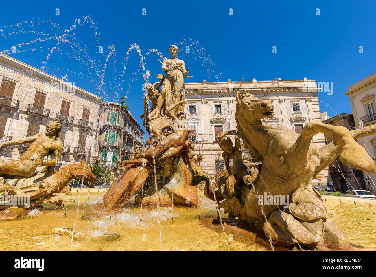 Fontaine de Diane à la place d'Archimède à Ortygie. Construit par Giulio Moschetti en 1907, cette chambre classique dispose d''une fontaine statue de la déesse Diane. Banque D'Images