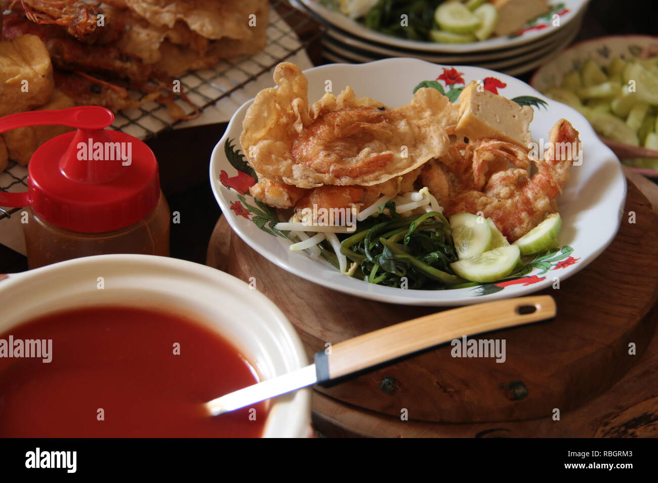 Il Kua Tau Chi, le Medanese Peranakan plat de beignets et des légumes avec sauce aigre-douce de Medan, Sumatra du nord Banque D'Images