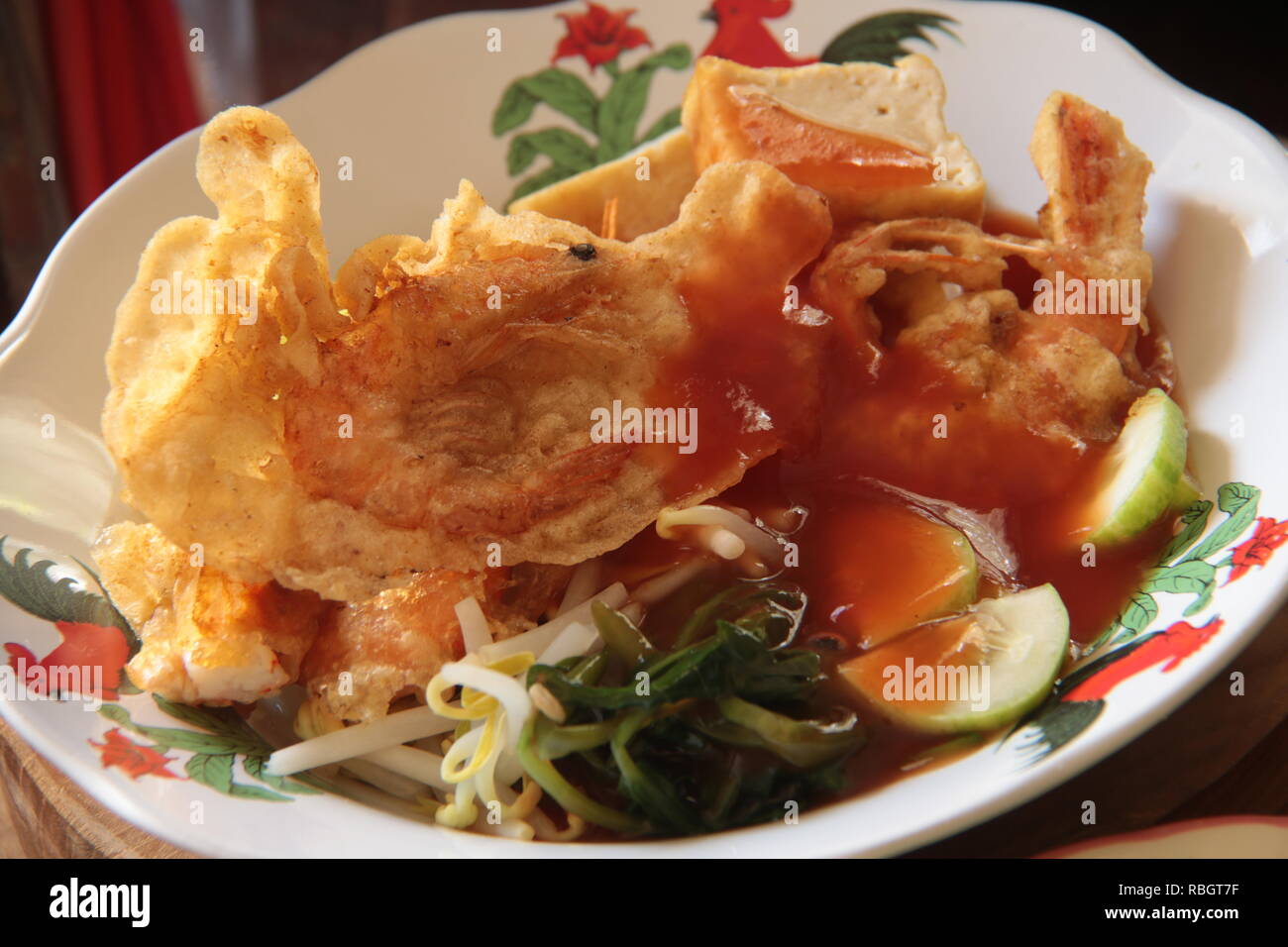 Il Kua Tau Chi, le Medanese Peranakan plat de beignets et des légumes avec sauce aigre-douce de Medan, Sumatra du nord Banque D'Images