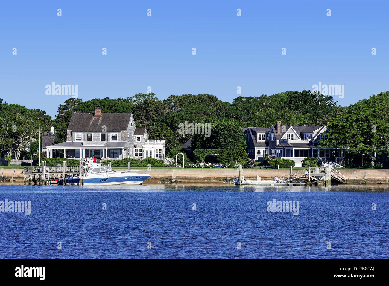 Maisons au bord de l'exclusif le long de la rivière Bass, Yarmouth, Cape Cod, Massachusetts, États-Unis. Banque D'Images