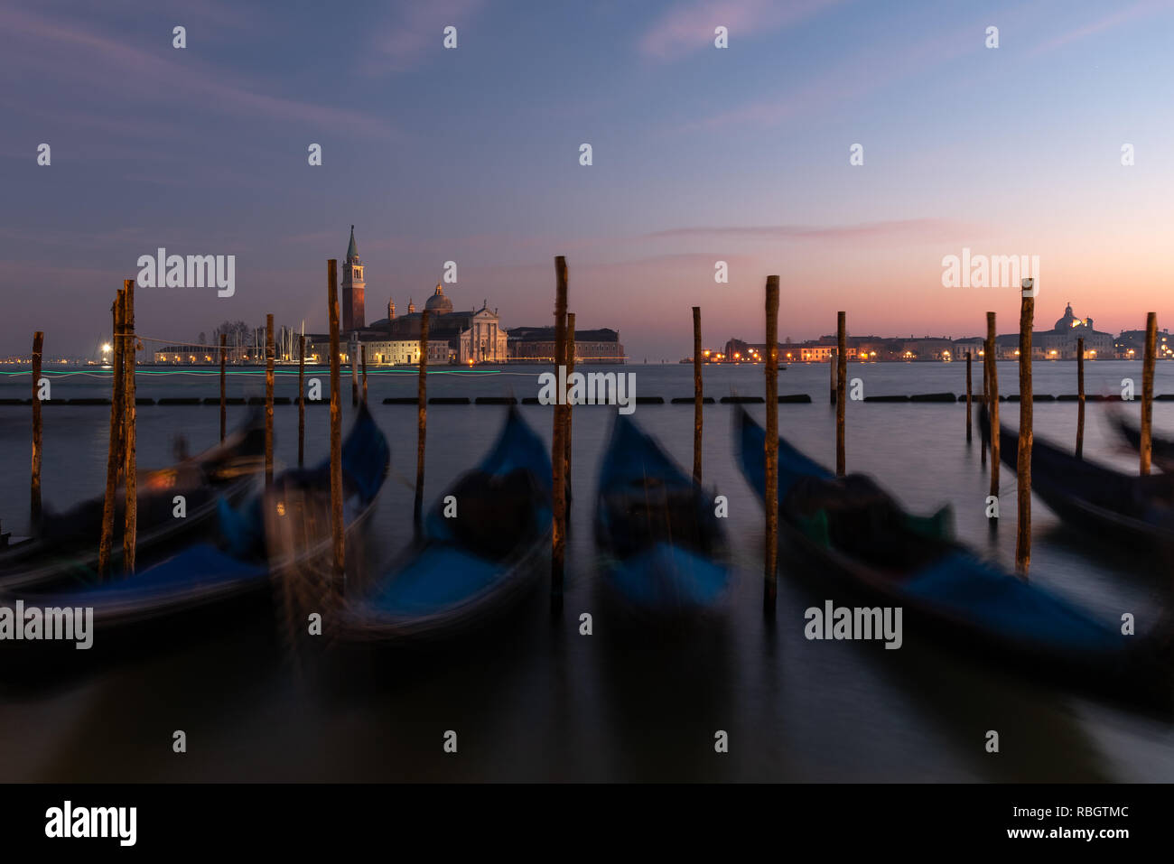 Vue de nuit sur le bacino San Marco et San Giorgio Maggiore à Venise, Italie Banque D'Images