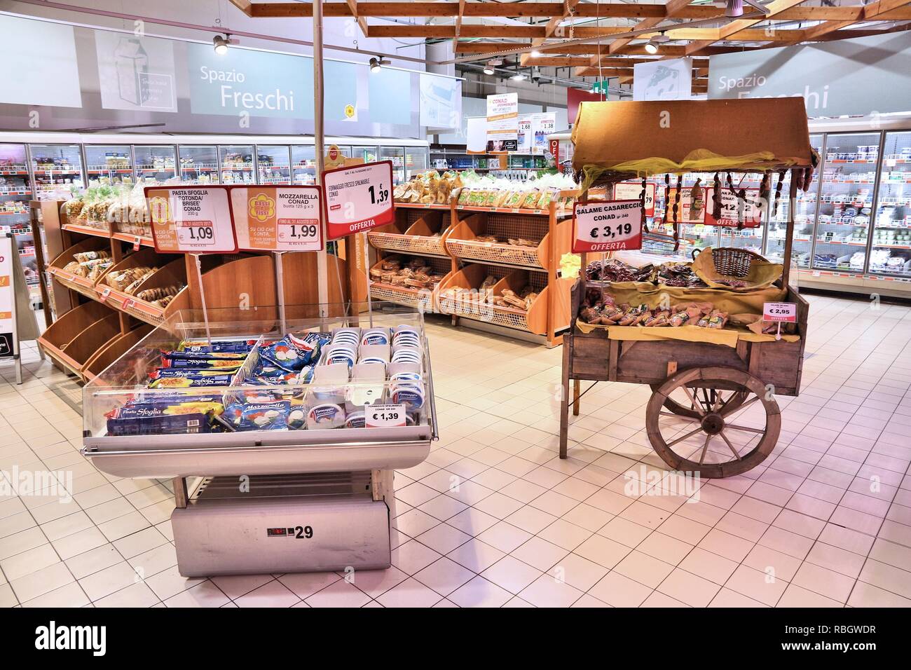 Pouilles, Italie - le 6 juin 2017 : supermarché produits en région des Pouilles en Italie. Les prix à la consommation italien ont augmenté de 14  % en 10 ans (2007-2017). Banque D'Images