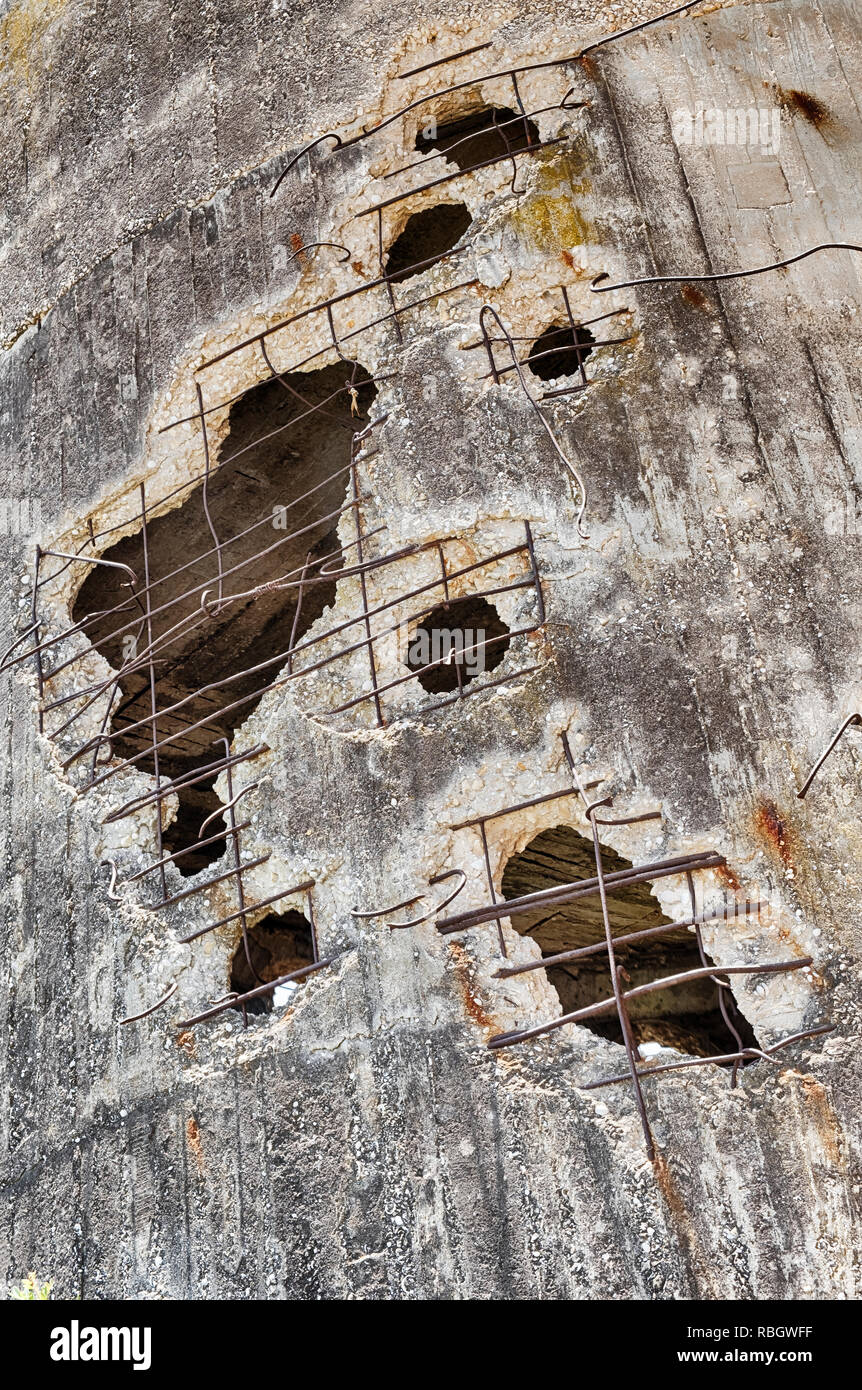 Des trous dans le château d'eau en béton à Yad Mordechai en Israël sont un souvenir de la guerre de 1948 entre Israël, l'Égypte et d'autres pays du Moyen-Orient. Banque D'Images