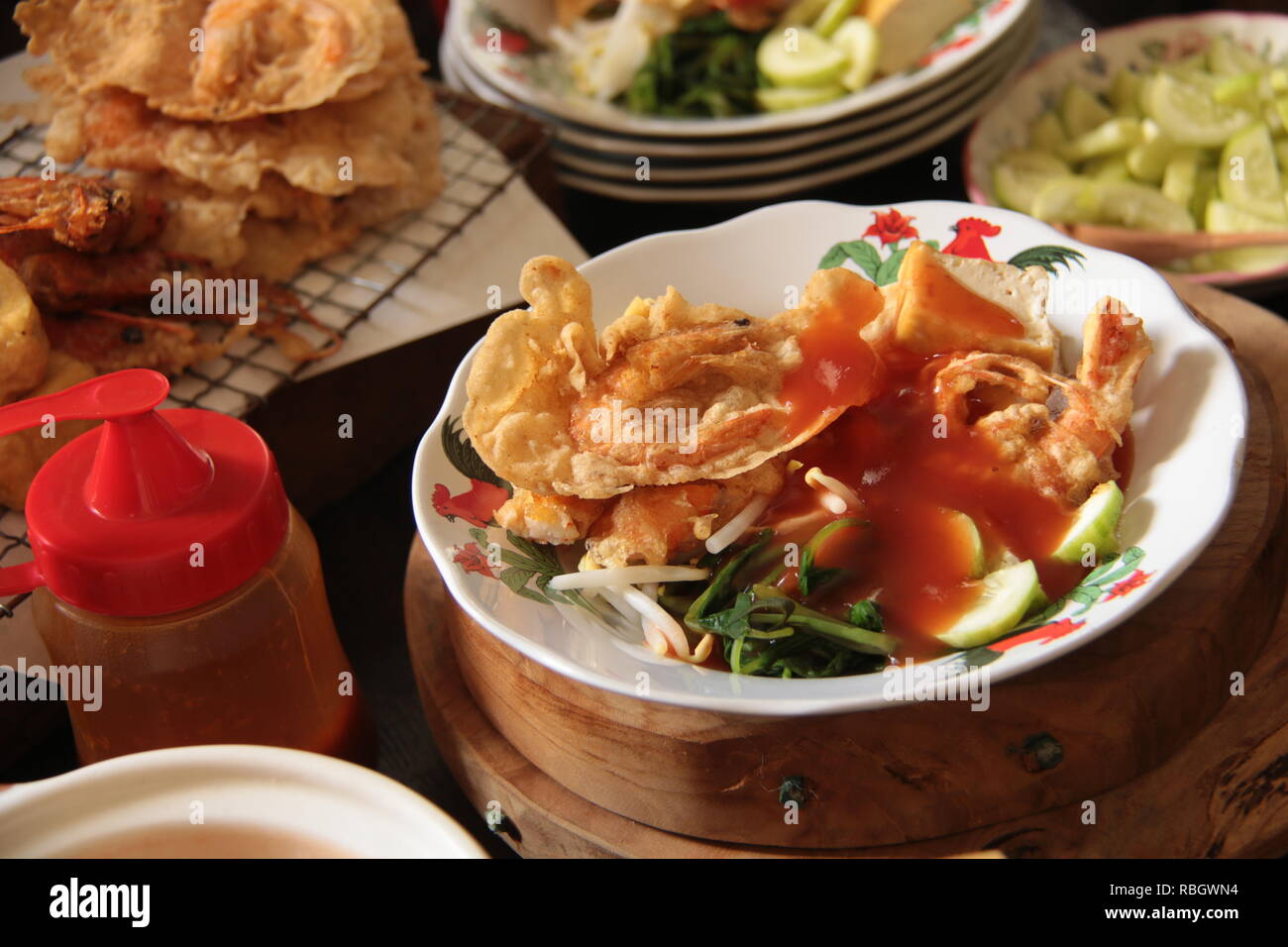 Il Kua Tau Chi, le Medanese Peranakan plat de beignets et des légumes avec sauce aigre-douce de Medan, Sumatra du nord Banque D'Images