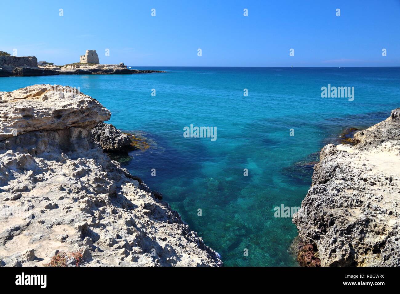 Paysage de la côte du Salento en Italie. Roca Vecchia dans la région des Pouilles. Banque D'Images