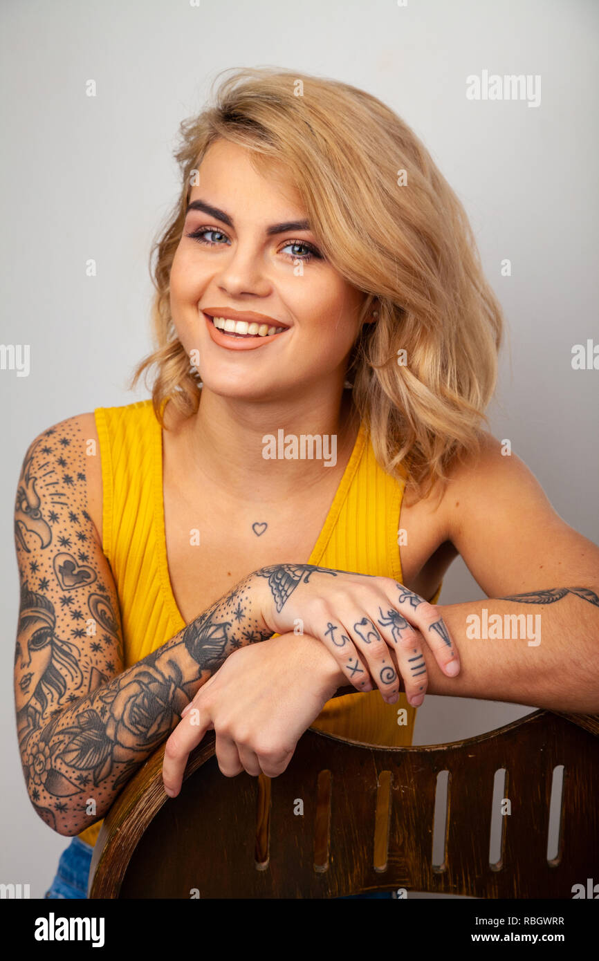 Portrait de femme avec de belles mains tatouées. Banque D'Images