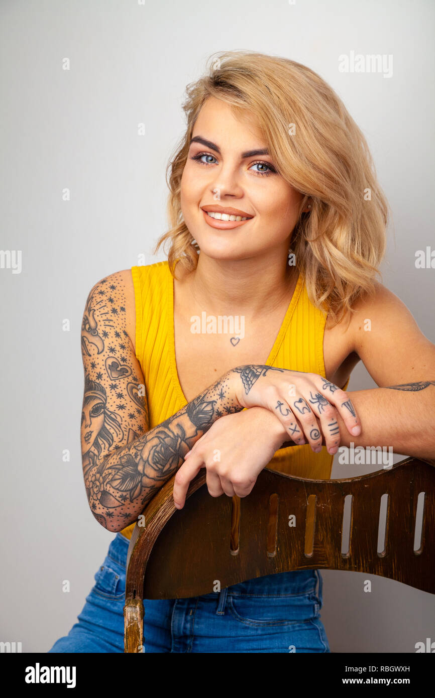 Portrait de femme avec de belles mains tatouées. Banque D'Images