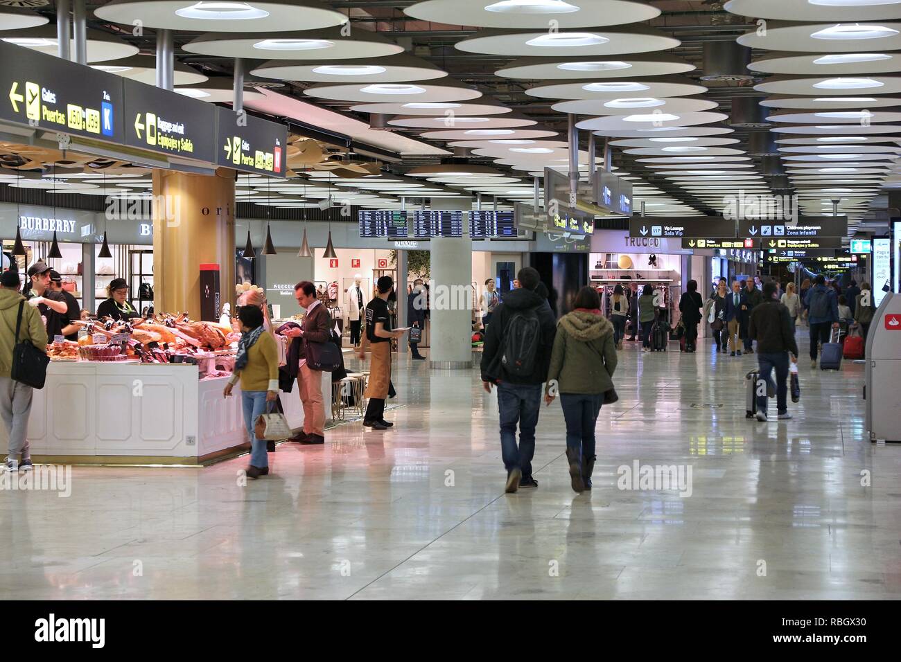 MADRID, ESPAGNE - décembre 6, 2016 : Les passagers visitez l'Aéroport Barajas de Madrid en Espagne. Il est le 6ème aéroport le plus fréquenté d'Europe, avec 50,4 millions d'passeng Banque D'Images