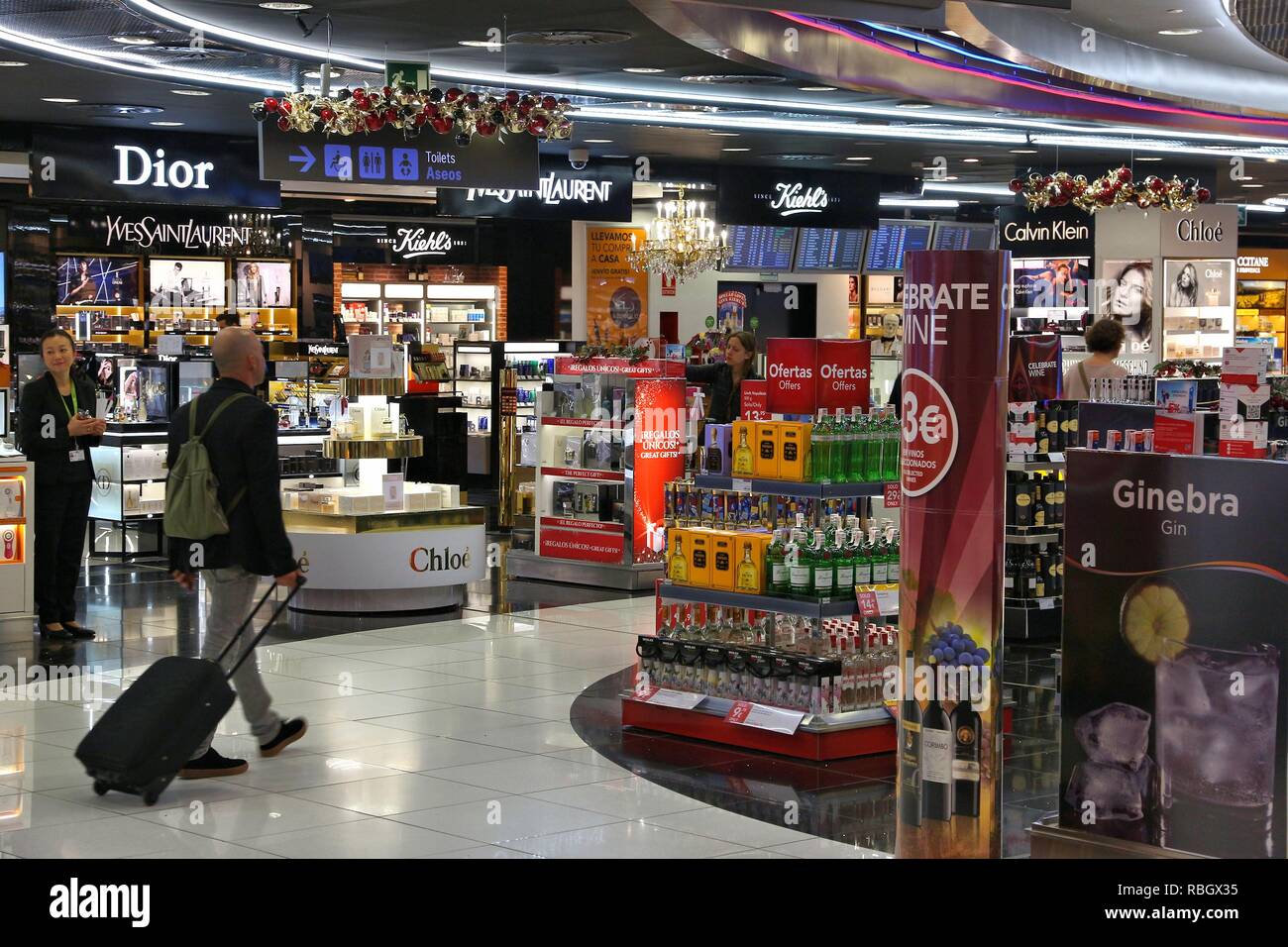 MADRID, ESPAGNE - décembre 6, 2016 : Les passagers visitez l'Aéroport Barajas de Madrid en Espagne. Il est le 6ème aéroport le plus fréquenté d'Europe, avec 50,4 millions d'passeng Banque D'Images
