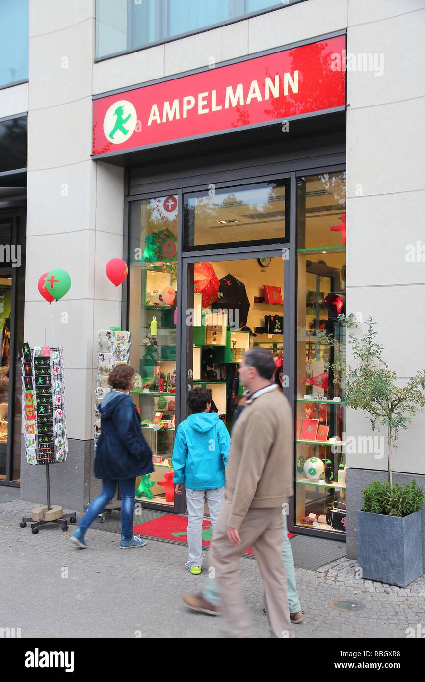 BERLIN, ALLEMAGNE - 25 août 2014 : Visite à Berlin Ampelmann magasin de souvenirs. Ampelmann est le symbole de la lumière des piétons à Berlin. Il a été conceiv Banque D'Images