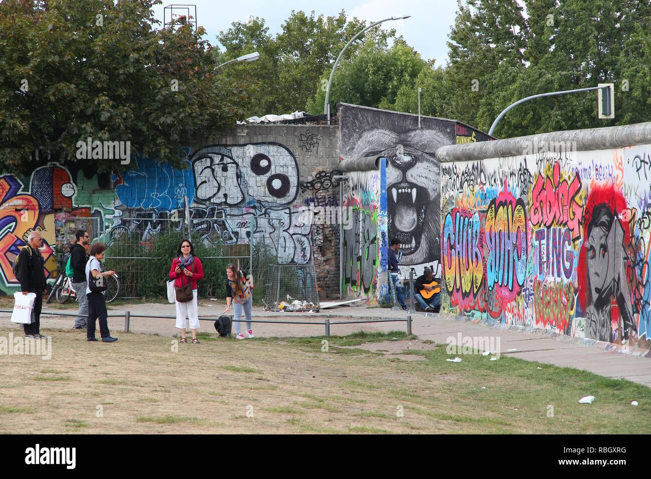 BERLIN, ALLEMAGNE - 26 août 2014 : personnes visitent le Mur de Berlin (Berliner Mauer). Rideau de fer emblématique de Berlin divisé la frontière dans les années 1961-1989. Banque D'Images