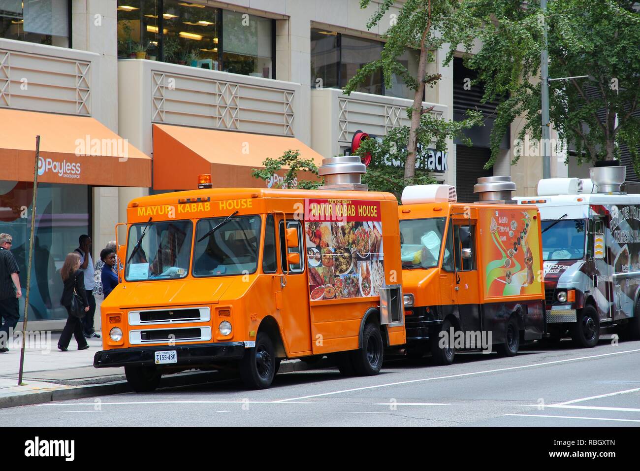 WASHINGTON, Etats-Unis - 14 juin 2013 : les gens acheter des aliments dans les camions à Washington DC. 646 000 personnes vivent à Washington DC (2013) ce qui en fait la 23e Banque D'Images