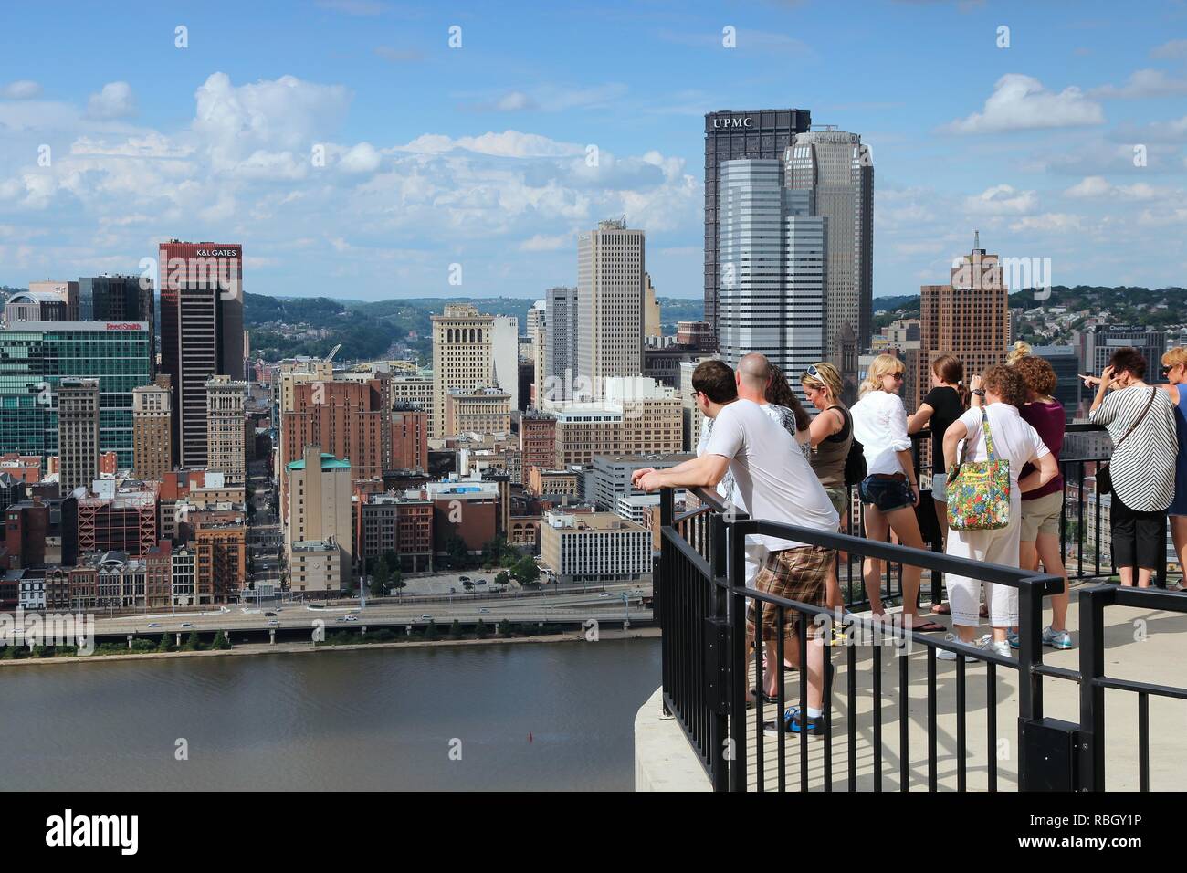 PITTSBURGH, États-Unis - 29 juin 2013 : visite de personnes donnent sur les toits de Pittsburgh. Avec une population de 306 211 c'est la 2ème plus grande ville aux États-Unis stat Banque D'Images
