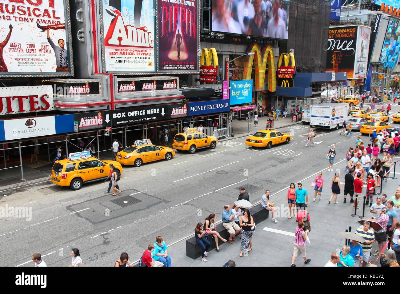 NEW YORK, USA - 3 juillet 2013 : Des Taxis en voiture le long de la place Times Square à New York. Times Square est l'un des plus connus en France. Plus de 300,0 Banque D'Images