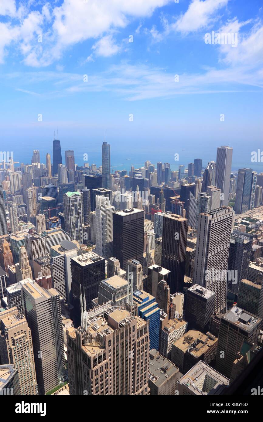 Chicago, Illinois (USA). L'architecture de la ville vue aérienne avec le lac Michigan. Banque D'Images