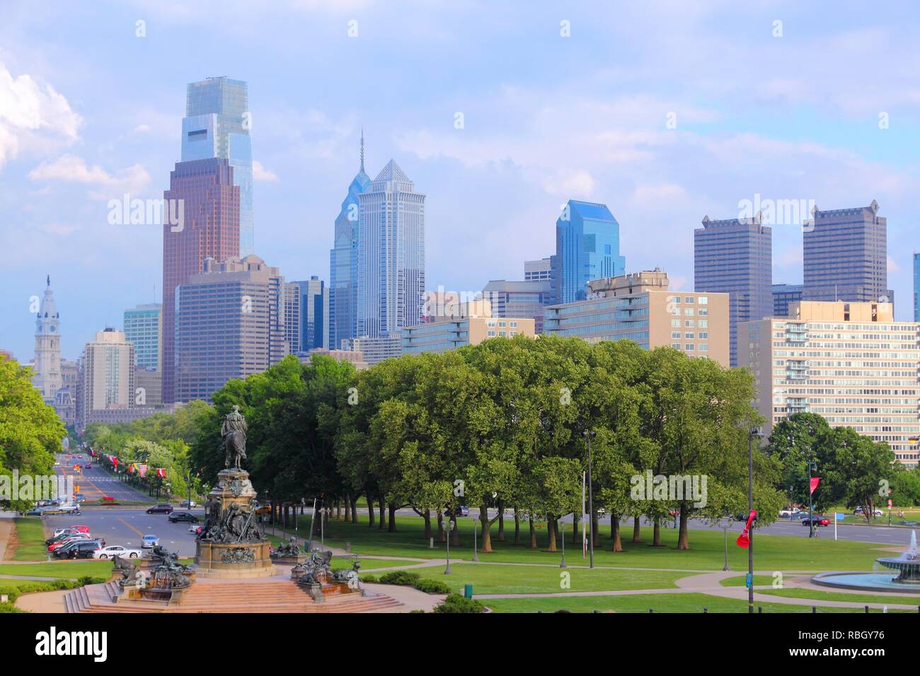 Philadelphie, Pennsylvanie aux États-Unis. City skyline avec Benjamin Franklin Parkway. Banque D'Images