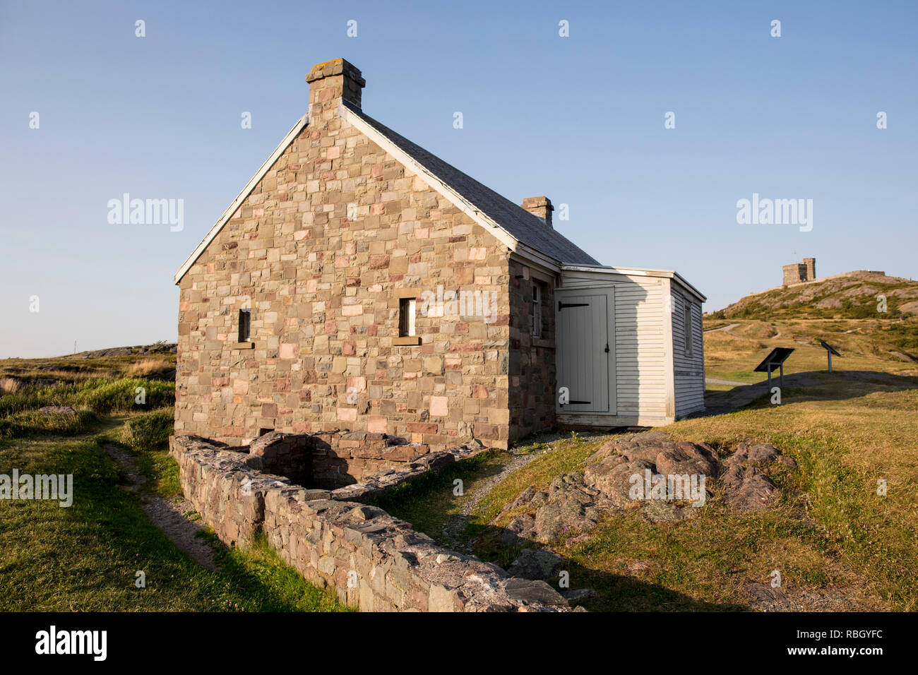 ST JOHN'S, Terre-Neuve, Canada - le 14 août 2018 : l'imprimeur de la batterie (C), et la Tour Cabot (R), retour sur Signal Hill. ( Ryan Carter ) Banque D'Images