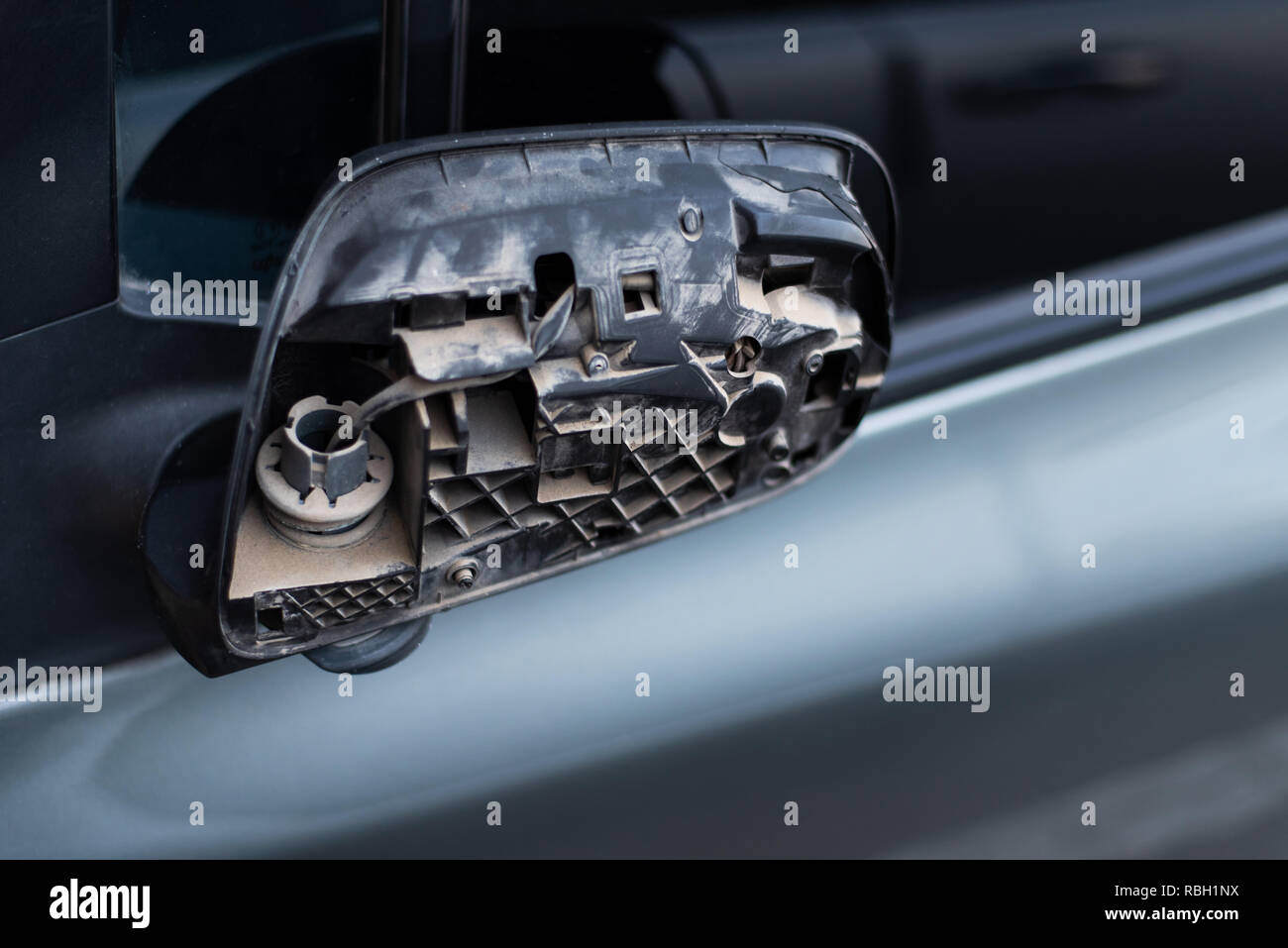 Voiture avec miroir arrière cassée close up Banque D'Images
