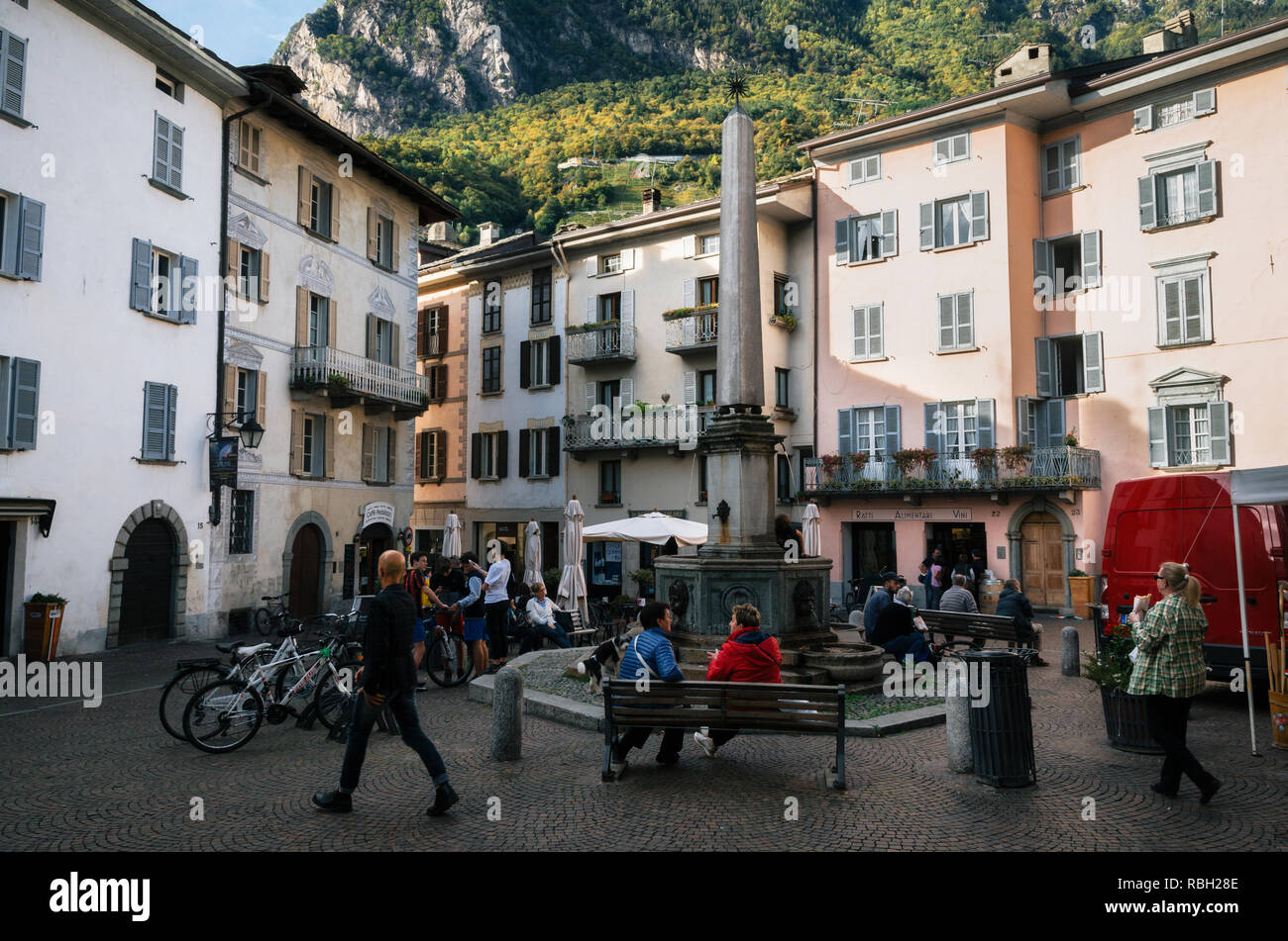 Chiavenna, Italie - 7 octobre, 2017 : Rues de town square la place Pestalozzi Rodolfo avec les habitants et les touristes, Sondrio, Lombardie, Italie Banque D'Images