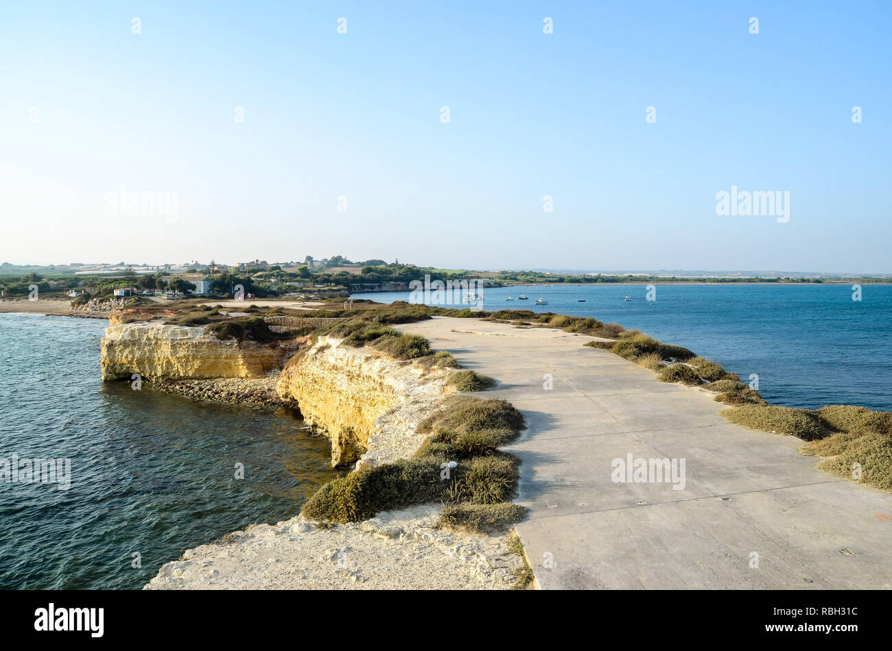 Punta Castellazzo près de Cefalù. Province de Raguse, Sicile, Italie. Banque D'Images