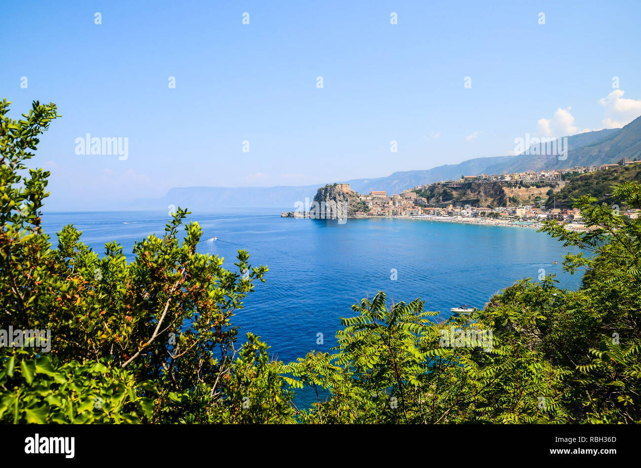 Vue panoramique de la ville balnéaire de Scilla, la Calabre, l'emplacement traditionnel de la mer de la mythologie grecque, Scylla monstre Banque D'Images