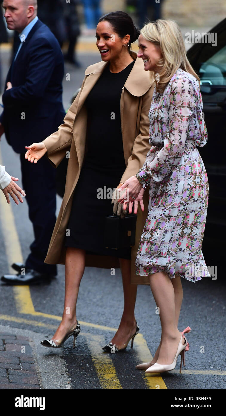 Kate Stephens (à droite), PDG de Smart Works se félicite de la duchesse de Kent (au centre) lors de son arrivée pour une visite à Smart fonctionne, à Londres, le jour qu'elle est devenue leur protecteur, ainsi que d'honneur du Théâtre National, l'Association des universités du Commonwealth, et le bien-être des animaux de bienfaisance, Mayhew. Banque D'Images
