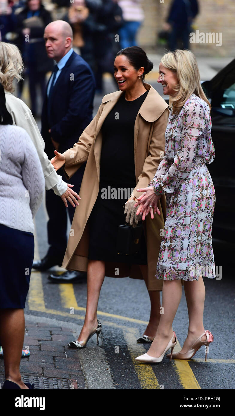 Kate Stephens (à droite), PDG de Smart Works se félicite de la duchesse de Kent (au centre) lors de son arrivée pour une visite à Smart fonctionne, à Londres, le jour qu'elle est devenue leur protecteur, ainsi que d'honneur du Théâtre National, l'Association des universités du Commonwealth, et le bien-être des animaux de bienfaisance, Mayhew. Banque D'Images